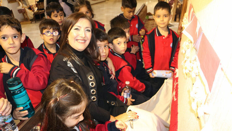 Binlerce el, tek bir bayrak: Isparta'da ilmek ilmek dokunan ay yıldız festivalde sergilenecek