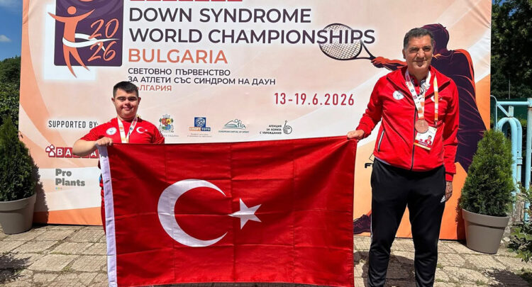 Masa tenisi dünya 3'üncüsü Işık, antrenörlük bölümünün ilk ve tek Down sendromlu öğrencisi
