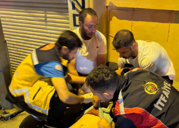 Engelli birey merdiven korkuluklarına sıkışmıştı: İtfaiye ekiplerinin müdahalesiyle kurtarıldı