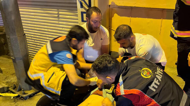 Engelli birey merdiven korkuluklarına sıkışmıştı: İtfaiye ekiplerinin müdahalesiyle kurtarıldı