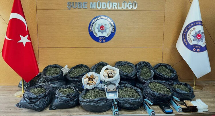 İzmir merkezli 2 ilde uyuşturucu operasyonu: 12 kişi gözaltına alındı