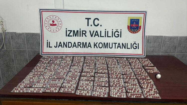 Jandarmanın durdurduğu araçta 1456 sentetik hap ele geçirildi