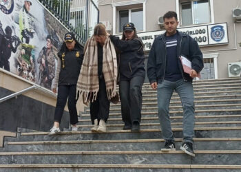 Ataşehir'de 17 yıl hapis cezasıyla aranan firari dubleks evin çatısında yakalandı