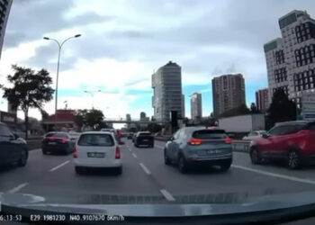 Kartal’da trafikte akıl almak olay: Emniyet şeridine girmek için otomobilin plakasını söktüler