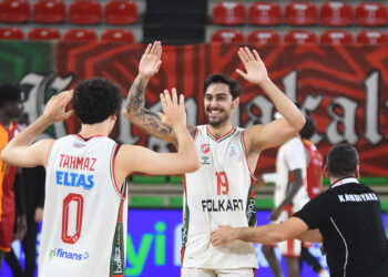 Karşıyaka potada liderle karşılaşacak: Bahçeşehir Kolejine konuk olacak