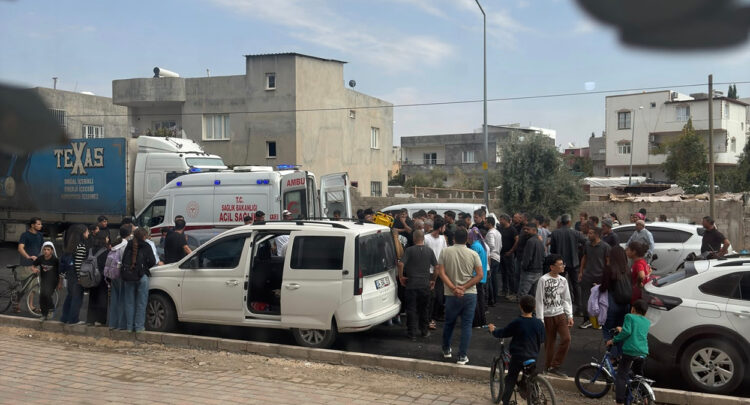 Otomobil araçtan inen çocuğa çarptı: Kaza anı kameralara yansıdı