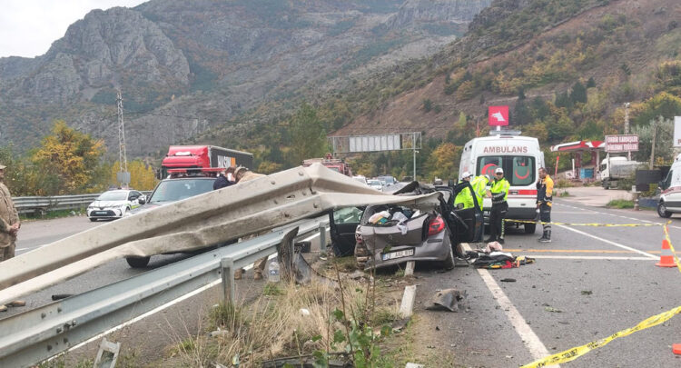 Tünel çıkışında otomobil bariyere çarptı; 1 ölü, 4 yaralı