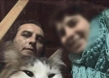 Balkondaki kedilerle ilgilenilmediğini fark edince şüphelendi; komşusu evde ölü bulundu