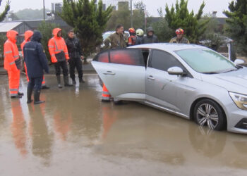 Kemerburgaz'da bazı ev ve iş yerlerini su bastı: "20 dakika suyun içinde kaldım"