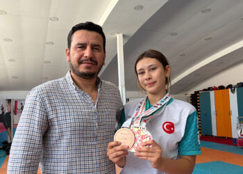 Babasının çocukluk hayalini gerçekleştirmek için başladığı kick boksta dünya 3’üncüsü oldu