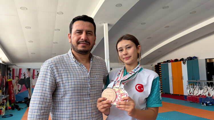Babasının çocukluk hayalini gerçekleştirmek için başladığı kick boksta dünya 3’üncüsü oldu