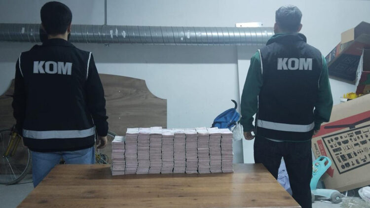 Evinin bodrumundan çuvallarla para çıktı: 3 milyon 912 bin TL ele geçirildi