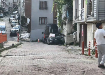 Kağıthane’de çocuklara 'Kuş göstereceğiz' yalanı: Mahalleli galeyana geldi, şüpheliler otoparka sığındı