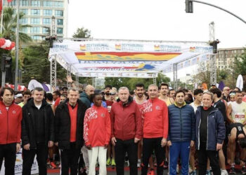 Zeytinburnu'nda 17'nci Cumhuriyet Koşusu gerçekleşti: 2 binden fazla sporcu koştu