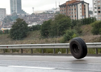 Başakşehir'de otoyolda kopan TIR lastiği tehlike yarattı, metrelerce yuvarlandı