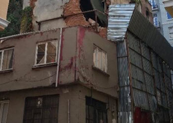 Beyoğlu’nda 5 katlı metruk binanın çökmeden önceki görüntüleri ortaya çıktı