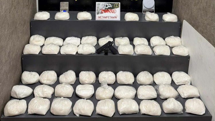 İzmir’de dev uyuşturucu operasyonu: 32 kilo 450 gram metamfetamin ele geçirildi