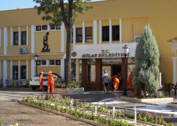 Milas Belediyesi'ne operasyon! Polis binada arama başlattı, giriş çıkışlar durduruldu