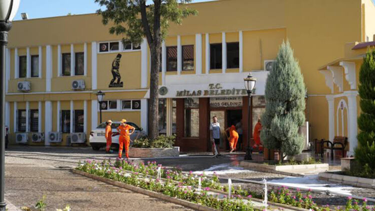 Milas Belediyesi'ne operasyon! Polis binada arama başlattı, giriş çıkışlar durduruldu