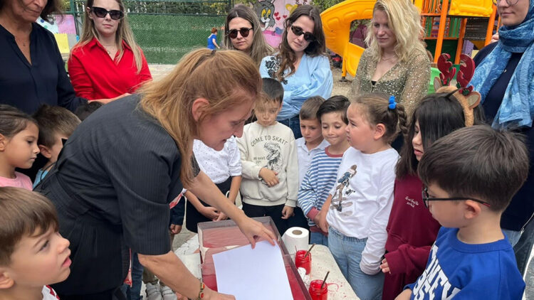 İzmir'de yüzleri gülümseten etkinlik: Minik eller ebru sanatıyla Türk bayrağı işledi