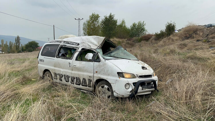 Kastamonu'da minibüs, şarampole devrildi: 2 yaralı