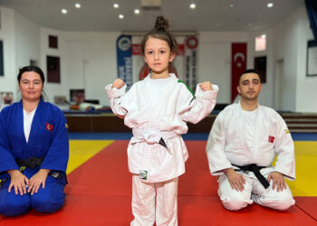 6 yaşındaki Miray sayesinde anne ve babası judoya başladı