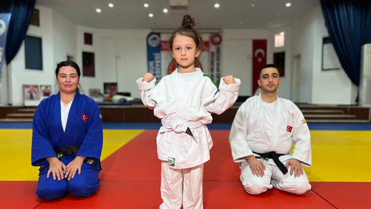 6 yaşındaki Miray sayesinde anne ve babası judoya başladı