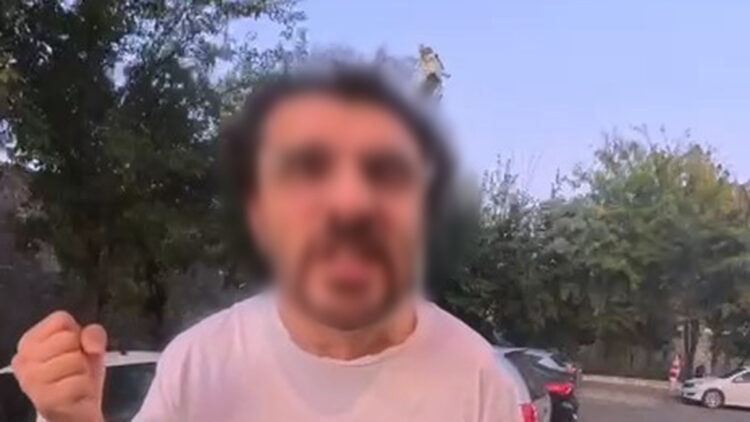 Otomobil sürücüsü ile motokurye tartıştı: O anlar kask kamerasına yansıdı