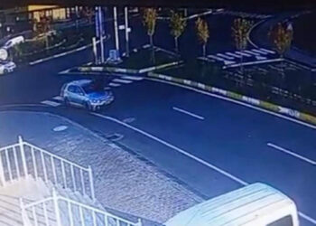 Otomobil yaya geçidinde 2 öğretmene çarptı: Kaza anı kameralarda