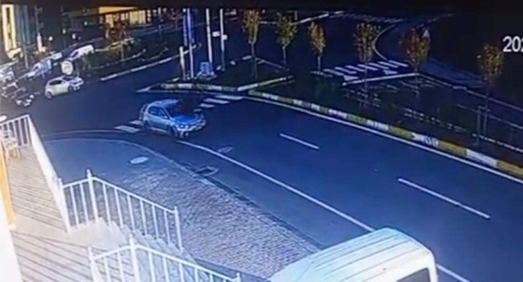 Otomobil yaya geçidinde 2 öğretmene çarptı: Kaza anı kameralarda
