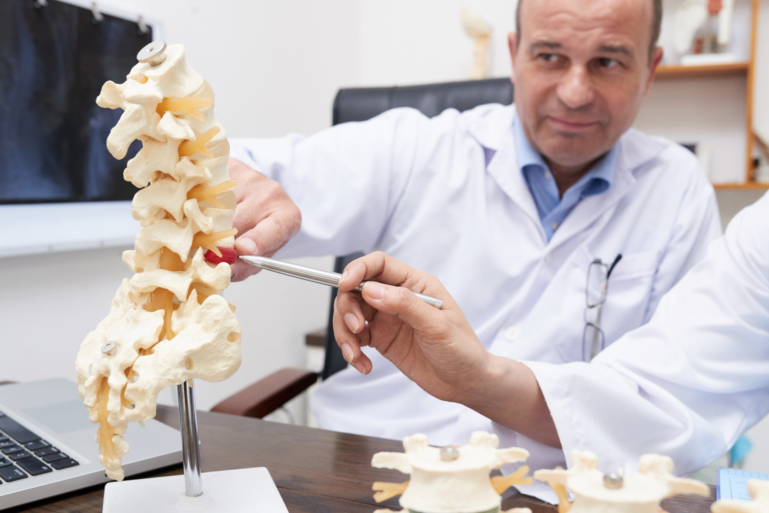 Bugün 20 Ekim Dünya Osteoporoz Günü! Kemik erimesi sessiz ilerliyor: İşte fark edilmeyen belirtiler ve risk faktörleri