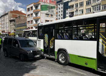 Kayseri'de bıçaklı kavgada ortalık karıştı: Yaralayıp kaçmak isterken kaza yaptı