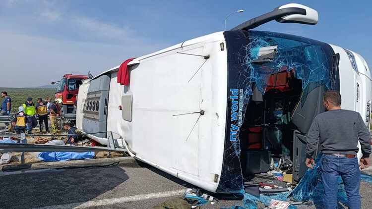 Manisa'da tur otobüsü devrildi; çok sayıda ölü ve yaralı var