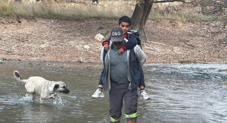 Sivas’ta bir babanın evlat sevgisi: Yıkık köprü yüzünden 6 yıldır oğlunu sırtında taşıyor