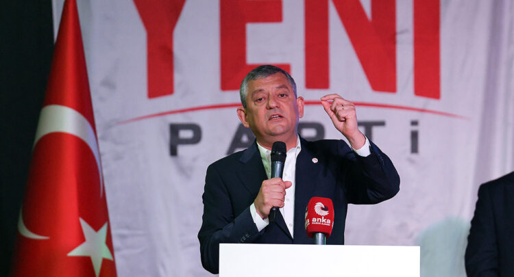 YENİ Parti lideri Özgür Özel Manisa'dan seslendi: "Kötülüğe ve zorbalığa teslim olmayacağız"