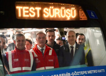 Özgür Özel'den dikkat çeken kıyaslama! "Bir tarafta yılda 14 km yapan İmamoğlu, diğer tarafta..."