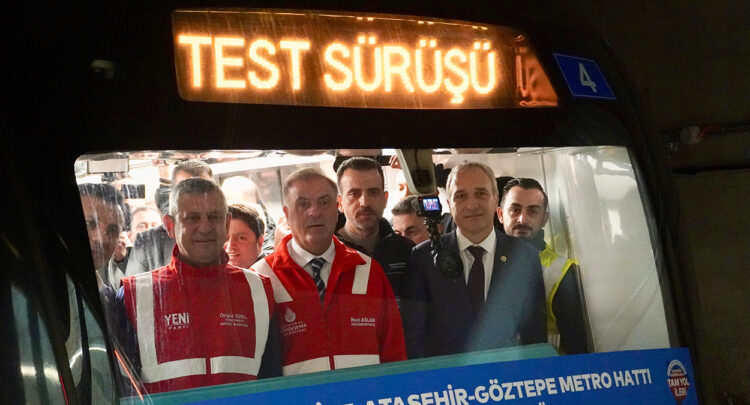 Özgür Özel'den dikkat çeken kıyaslama! "Bir tarafta yılda 14 km yapan İmamoğlu, diğer tarafta..."