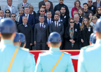 Özgür Özel ve Kemal Kılıçdaroğlu cenaze töreninde bir araya geldi! Hasan Gülay'a TBMM'de son veda