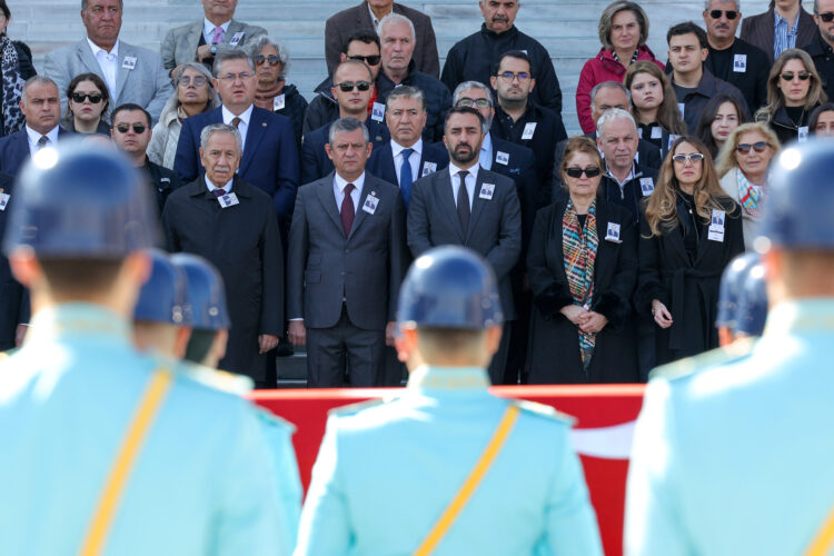 Özgür Özel ve Kemal Kılıçdaroğlu cenaze töreninde bir araya geldi! Hasan Gülay'a TBMM'de son veda
