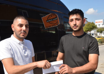 Antalya'da örnek davranış: Parasını düşüren motosikletliye sosyal medyadan ulaşıp teslim etti