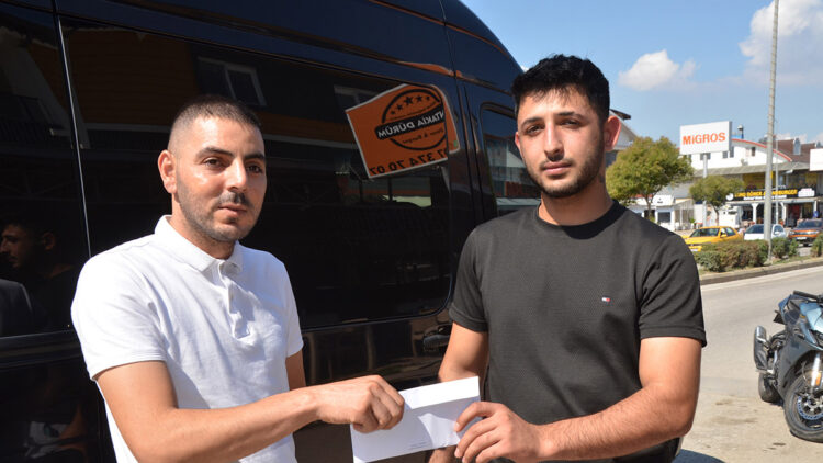 Antalya'da örnek davranış: Parasını düşüren motosikletliye sosyal medyadan ulaşıp teslim etti