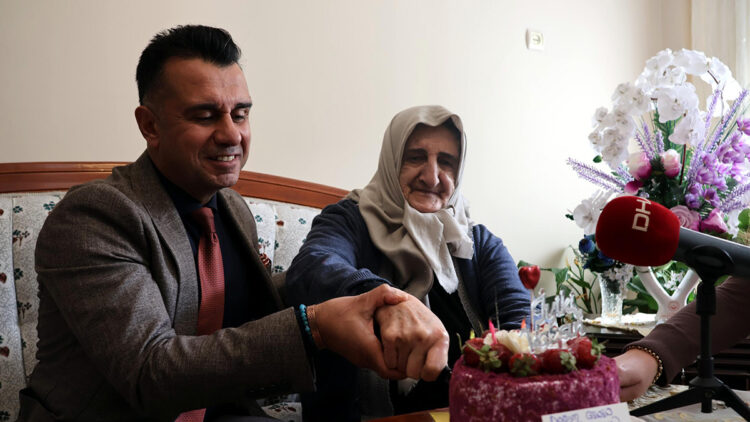 Çocukluğundan beri doğum günü kutlanmayan 85 yaşındaki Asuman Atasever’e pastalı sürpriz