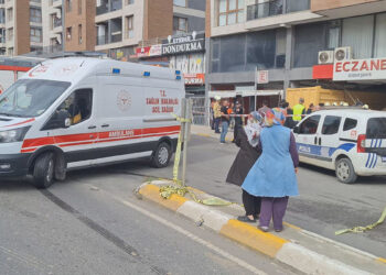 Pendik'te hafriyat kamyonu eczaneye daldı; yaralılar var