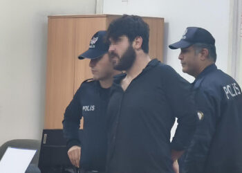Para vermeyen annesini bıçakla rehin aldı: Özel harekat polisinden çatı operasyonu