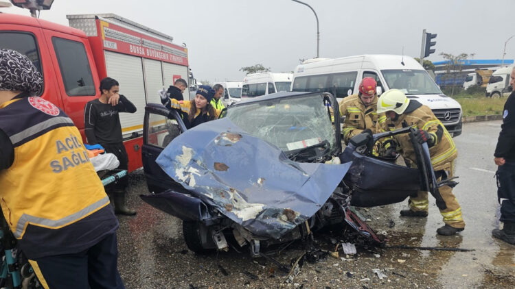 Bursa'da korkunç kaza: Otomobil, hafriyat kamyonu çarptı; 1’i çocuk 2 yaralı