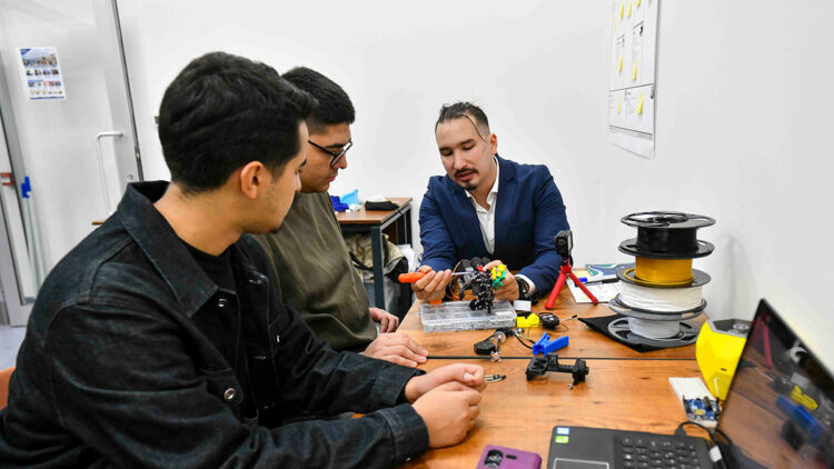 ABB’nin teknoloji, robotik ve mühendislik atölyesi gençleri bekliyor: Hem tasarlayıp hem öğrenecekler