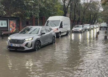 Sarıyer’de yollar göle döndü, araçlar güçlükle ilerledi