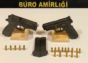 Buca’da çöpler arasında 2 tabanca bulundu: 8 gözaltı
