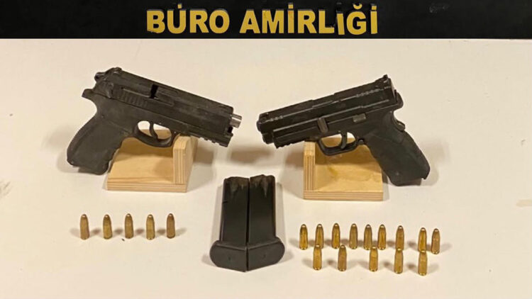 Buca’da çöpler arasında 2 tabanca bulundu: 8 gözaltı