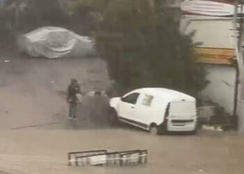 Şile'de sağanak etkili: Yollar göle döndü, araç geçişlerinde zorlanılıyor